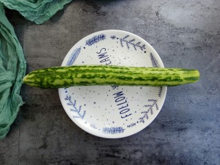 3、秋季健康饮～黄瓜雪梨汁,黄瓜洗干净，把表面的皮略微刮一下