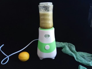 10、秋季健康饮～黄瓜雪梨汁,直接打成果汁就可以了