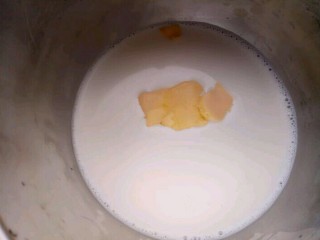 2、冰皮月饼,把牛奶,砂糖,黄油放入小盆里,隔水加热至融化拌匀离火。