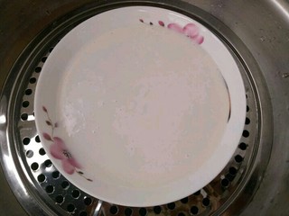 4、冰皮月饼,倒入一个浅盘里,上锅蒸15-20分钟左右,蒸熟。