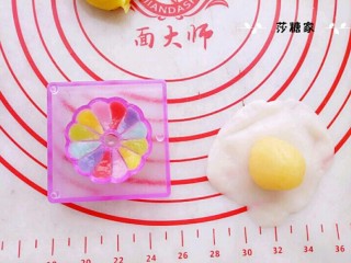 8、冰皮月饼,取阳晨和果子模具一枚,按照模具里的花纹用冰皮填满,然后取冰皮25克,奶黄馅18克包出放到模具里。(此模具是45克的容量)