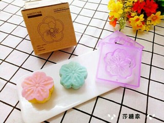 11、冰皮月饼,打开盖子,一个漂亮的冰皮月饼就做好了。