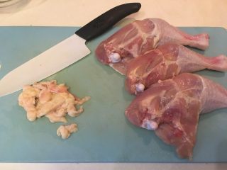 2、中式鸡肉沙拉,将鸡全腿上多余的脂肪卸下