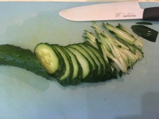 9、中式鸡肉沙拉,黄瓜切片再切丝