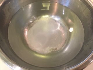 11、中式鸡肉沙拉,准备一盆冷开水,加2T的盐