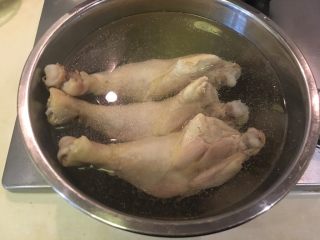 12、中式鸡肉沙拉,鸡全腿捞起后直接泡进盐巴水里降温