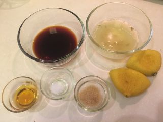 14、中式鸡肉沙拉,沙拉酱的材料:酱油、柠檬汁、香油、盐、糖