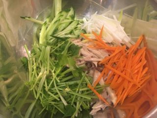 18、中式鸡肉沙拉,鸡腿丝连同沙拉菜放进大碗里