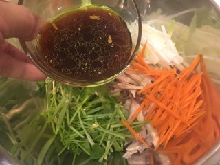 19、中式鸡肉沙拉,淋上沙拉酱,拌开即可