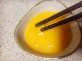 5、虾仁什锦蛋炒饭,蛋液打散均匀即可放一边备用