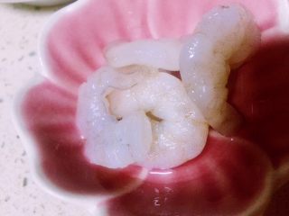 6、虾仁什锦蛋炒饭,将虾仁冲洗净后，水沥干，倒一小勺料酒拌匀，虾仁本身就带咸喂所以我这里就不用码盐了！