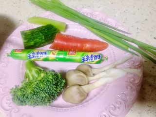 7、虾仁什锦蛋炒饭,接下来将这些食材洗净