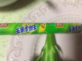 8、虾仁什锦蛋炒饭,玉米肠剥皮准备切丁