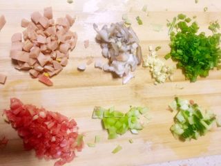 10、虾仁什锦蛋炒饭,分别将7.8.9中的食材（除西兰花）玉米肠，黄瓜，莴笋，红萝卜，姬菇切丁，小葱切葱花，老姜剁末，备用