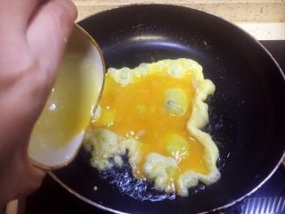 16、虾仁什锦蛋炒饭,注意此时火力开为中火，火大了容易把蛋炒糊