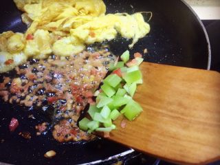 19、虾仁什锦蛋炒饭,老姜末红萝卜丁炒香后接着放莴笋丁一起翻炒，注意炒好的鸡蛋放一边暂时不要混合一起炒
