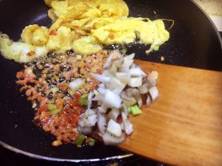 20、虾仁什锦蛋炒饭,接下来放姬菇丁和21一起炒香
