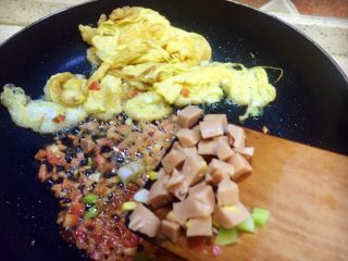 21、虾仁什锦蛋炒饭,将玉米肠粒加入22中继续翻炒至漂香
