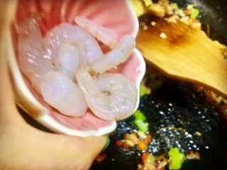 22、虾仁什锦蛋炒饭,倒入虾仁一起炒