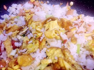 26、虾仁什锦蛋炒饭,然后将锅里整个食材翻炒均匀