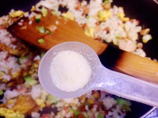 29、虾仁什锦蛋炒饭,别着急，别忘了再加小半勺调味盐炒均