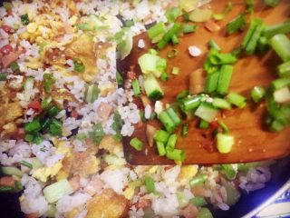 30、虾仁什锦蛋炒饭,放香葱花准备起锅了，诱人的炒饭香味已是在召唤咕咕叫的肚子了