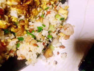 31、虾仁什锦蛋炒饭,关火，装盘