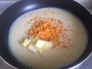 7、流心奶黄月饼,再加入咸蛋黄碎末和黄油