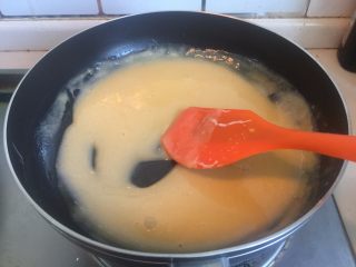 12、流心奶黄月饼,提前把吉利丁片用冷开水泡软后捞出沥干水分，加入面糊里，快速搅拌至完全融化并混合均匀，用小火煮至浓稠，呈现半流质状态即可关火