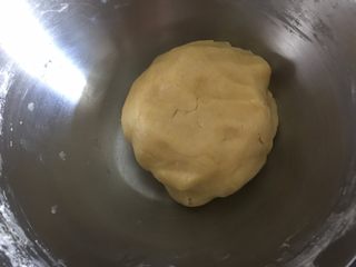17、流心奶黄月饼,用手将面团揉成光滑的面团.再用保鲜膜包裹起来，放入冰箱冷藏醒面0.5-1小时以上
