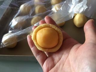 23、流心奶黄月饼,包入馅心