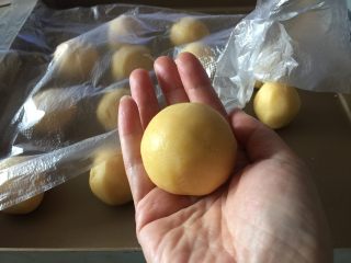 24、流心奶黄月饼,封口必须要收紧，尽量不要让皮与馅之间出现空隙