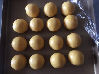 25、流心奶黄月饼,包好的月饼球先别急着印模，先盖上保鲜膜放回冰箱里冷藏醒面0.5-1小时