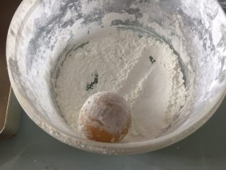 26、流心奶黄月饼,然后把月饼球拿出来，表面沾上一层玉米淀粉（材料外），把多余的粉质拍掉