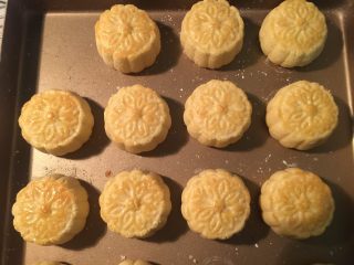 32、流心奶黄月饼,提前把1小勺蜂蜜水兑1小勺的水混合拌匀，等刷了蛋液的月饼烤完5分钟后再拿出来，再刷上一层蜜糖水，再放回烤箱里继续用180摄氏度烤6-8分钟