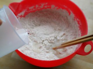 1、先煎后烤披萨,1. 面粉300克加2克酵母粉和2克盐拌匀，倒入180-200克的清水拌成絮状。