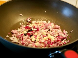 3、先煎后烤披萨,5.锅热倒橄榄油约15毫升，油温热时下洋葱和大蒜。