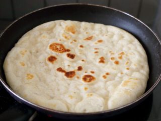 9、先煎后烤披萨,16.感觉不满意可再翻一次面，不用盖锅盖略煎一会就可。