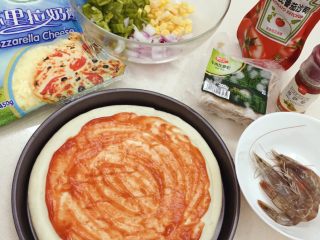 1、鲜虾牛肉披萨：简易版,准备好所有原料 洋葱青椒等切成小块 玉米取玉米粒 虾仁去壳取虾线留虾仁 从冰柜拿出冷冻的披萨饼底用刷子均匀的涂抹上番茄酱或披萨酱