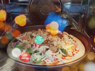 3、鲜虾牛肉披萨：简易版,放入九寸披萨烤盘中 放入烤箱200度烤10分钟即可 喜欢吃脆一点饼底的可以适当延长烤制时间