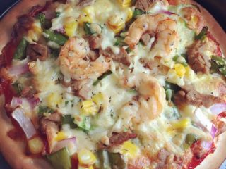 4、鲜虾牛肉披萨：简易版,哒哒哒～出炉啦～九寸披萨分量两个人吃差不多刚好 但最好再配上烤鸡翅炸鱿鱼等小吃～????