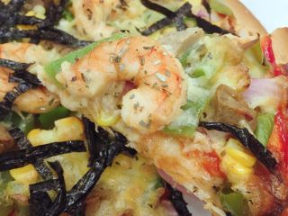 5、鲜虾牛肉披萨：简易版,切上一些海苔丝撒上 这就是大海的味道～废话不多说 开吃吧！