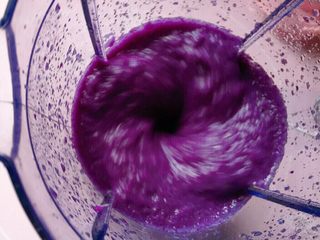 2、花卷馒头,放入料理机中榨取汁液。