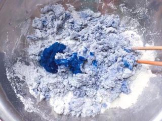 6、花卷馒头,来和面团:将面粉和酵母粉、白糖放入盆中拌匀,加入紫甘蓝汁,边加边用筷子搅拌成絮状。