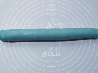 11、花卷馒头,从一侧卷起来,卷好成筒状。