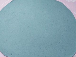 9、花卷馒头,将发酵好的面团排气揉匀后,擀成厚薄均匀的大面片。