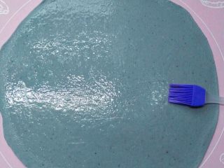 10、花卷馒头,在表面刷一层薄薄的油。