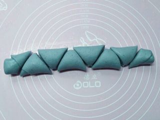 12、花卷馒头,然后用刀切割成 V 字形的三角。