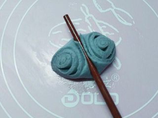 13、花卷馒头,取一份三角尖朝上,拿一根筷子在中间按压一下成花卷。