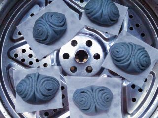 14、花卷馒头,做好的花卷馒头进行二次发酵,观察馒头的体积变大,且表面有蓬松起发状态时,上锅蒸制,上汽后蒸18分钟左右,关火焖5分钟即可。